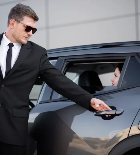 Chauffeur privé vtc et taxi effectuant un transfert pour un client