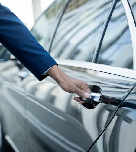 Chauffeur privé vtc et taxi effectuant un transfert pour un client