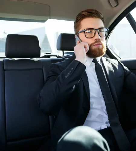 Chauffeur privé vtc et taxi effectuant un transfert pour un client