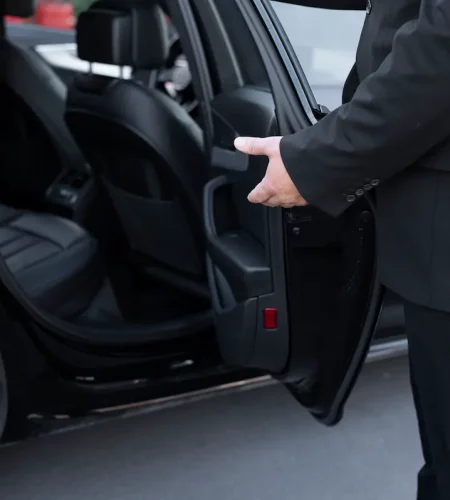 Chauffeur privé vtc et taxi effectuant un transfert pour un client